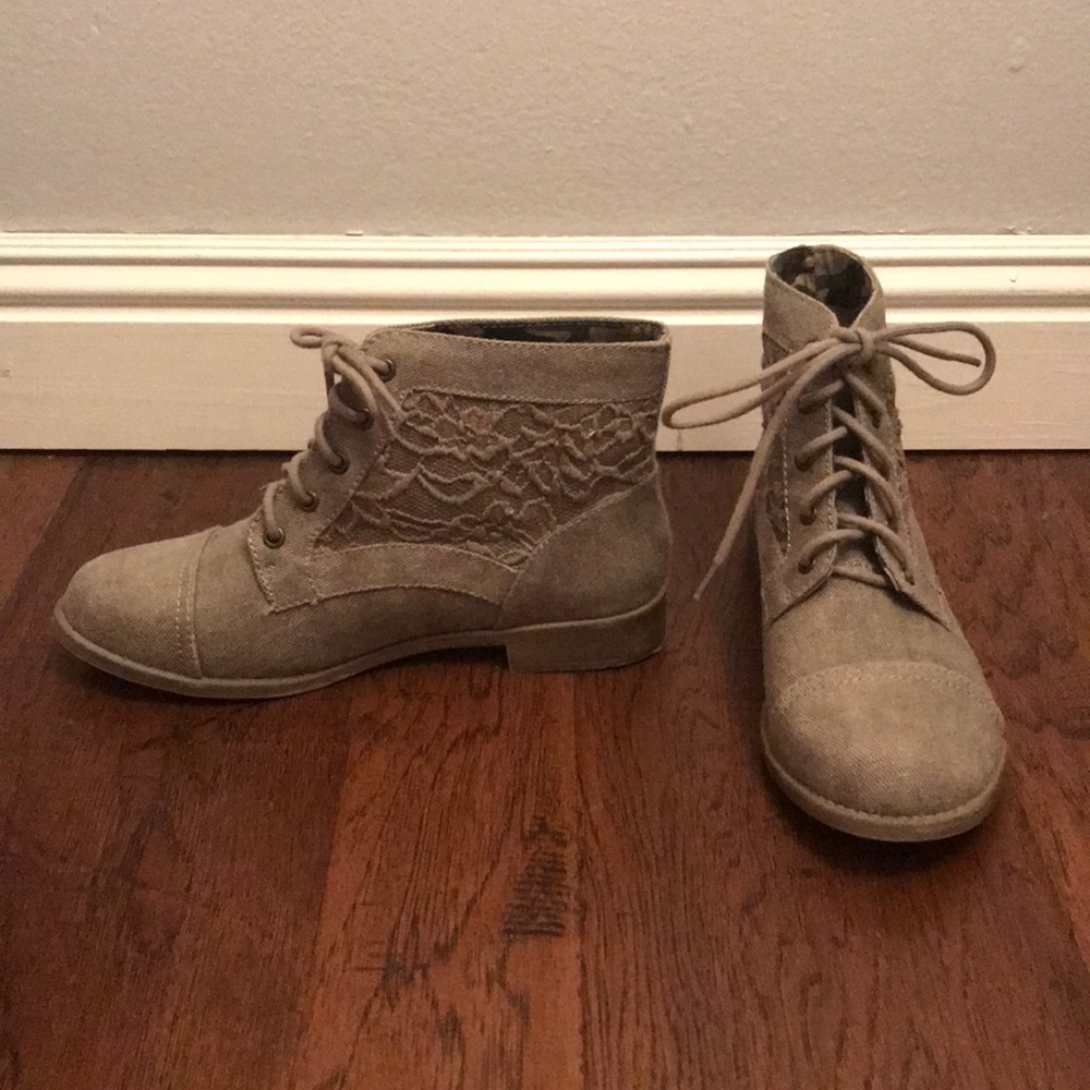 NEW lace-front combat boot. Lace on sides.
